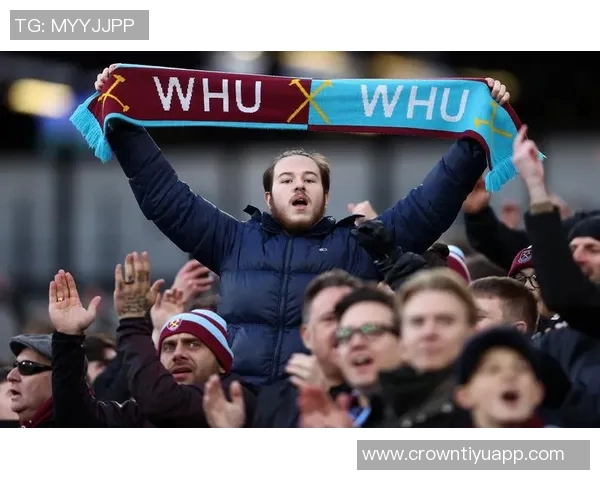 热刺边卫波罗被球迷电子烟砸中后捡起假装抽烟引发热议