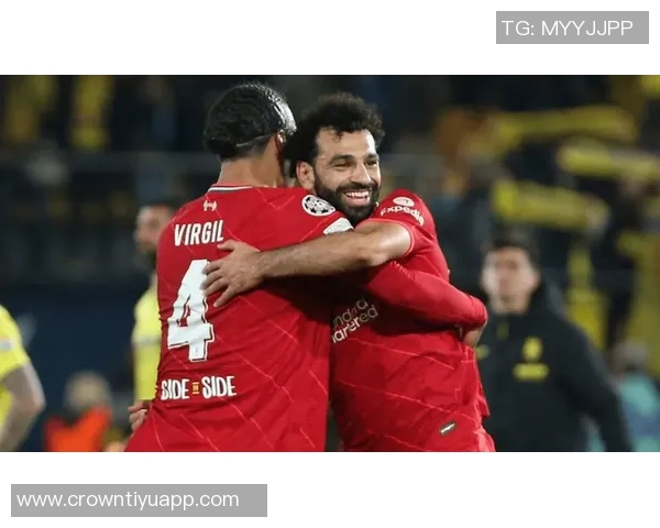 德里欧赛后高举欧冠MVP奖杯庆祝对利物浦的精彩表现与进球荣耀