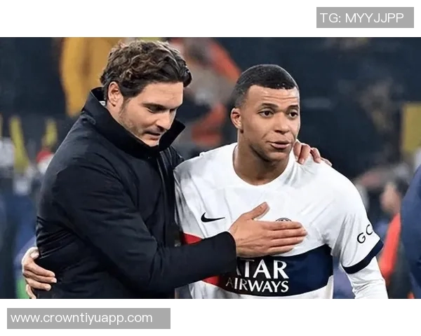 姆巴佩赛后与恩里克亲切交流并向前队友们表达一致意见 姆巴佩赛后与恩里克亲切交流并向前队友们表达一致意见